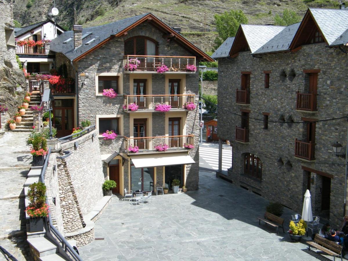 Hotel Lamoga Llavorsi Bagian luar foto