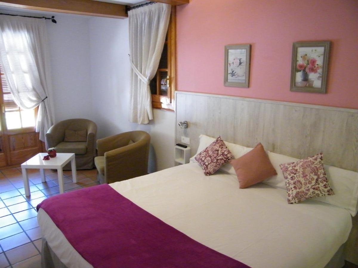 Hotel Lamoga Llavorsi Bagian luar foto