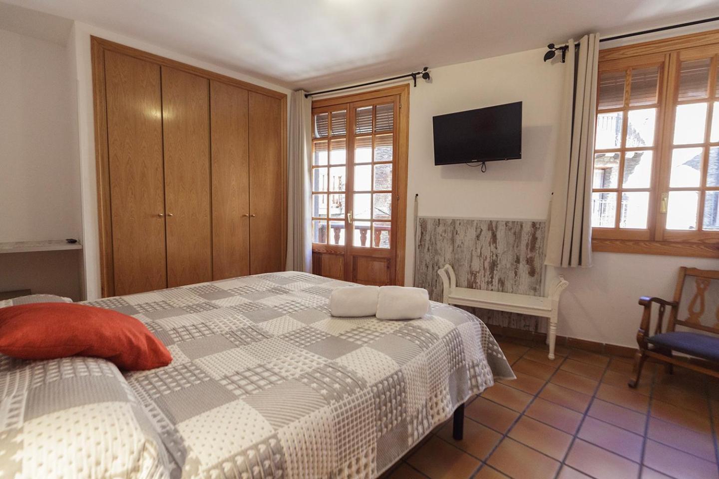 Hotel Lamoga Llavorsi Bagian luar foto