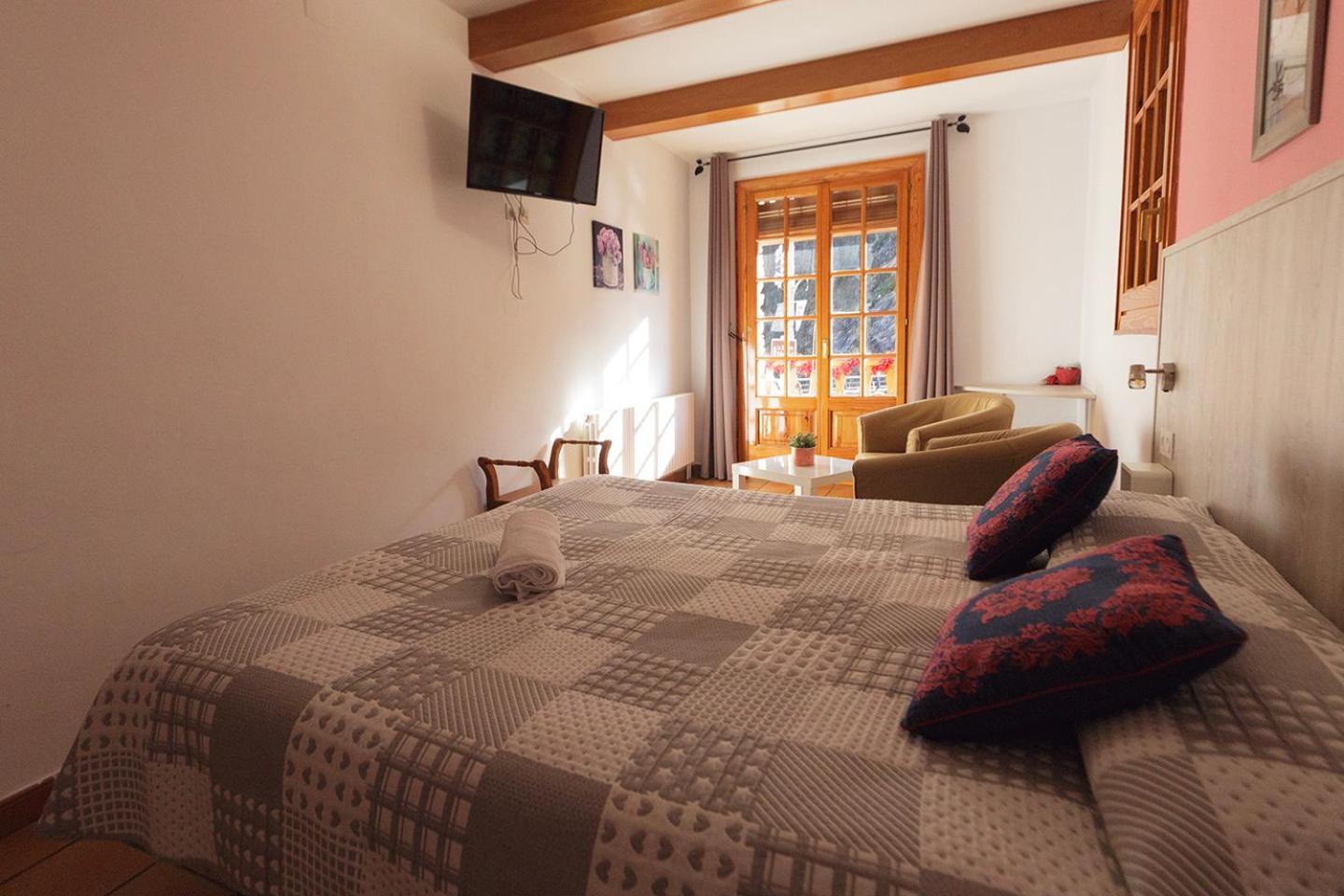 Hotel Lamoga Llavorsi Bagian luar foto
