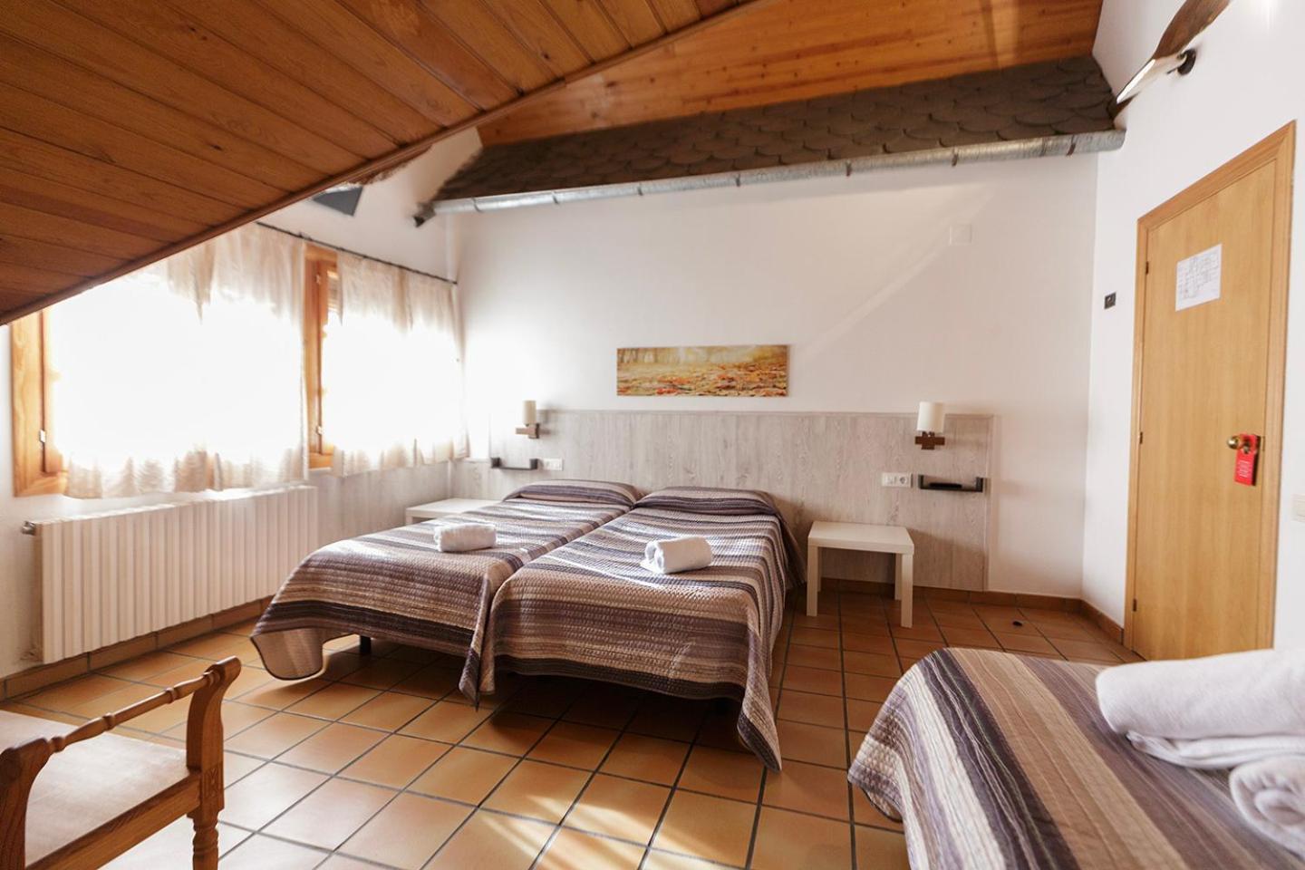 Hotel Lamoga Llavorsi Bagian luar foto